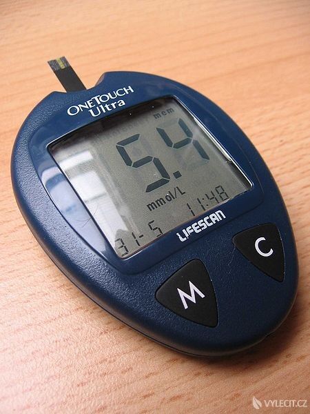 K měření hladiny cukrů v krvi se využívá glukometr. Autor: Mr. Hyde