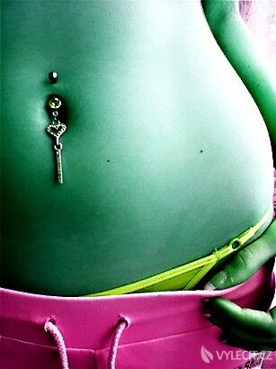 Piercing v pupíku může být obzvláště nebezpečnou záležitostí, autor: extenerymiloo