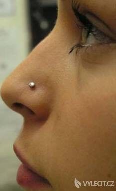 Piercing v nose je decentní, autor: tattoo&piercing