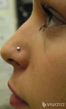 Piercing v nose je decentní, autor: tattoo&piercing
