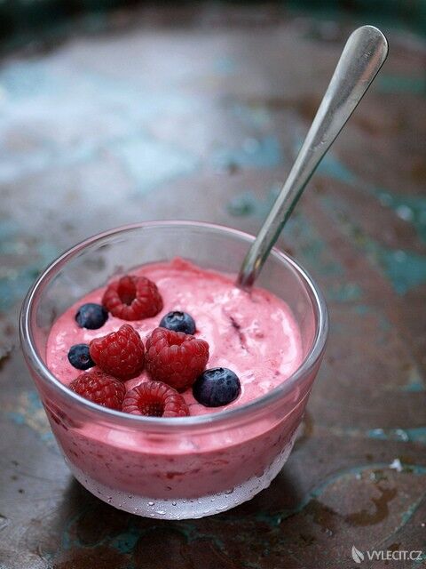 Dopoledne si dopřejte například jogurt a ovoce, autor: hozinja