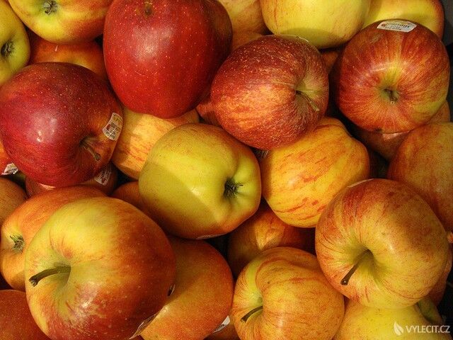 Jablka obsahují vlákninu a vitamín C, autor: ollesvensson