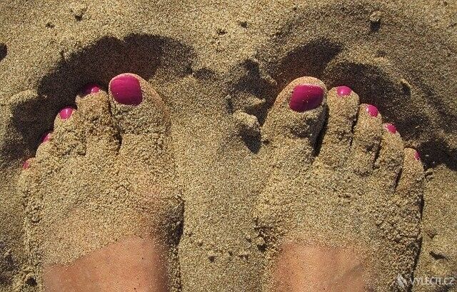 Písek na pláži je příjemný, přispívá však k hromadění zrohovatělé kůže